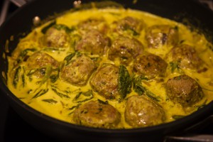 Spinach meatball curry
