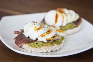 Rice crackers with guacamole, parma ham and boiled egg